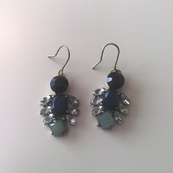Francesca’s statement drop earring - Picture 2 of 4